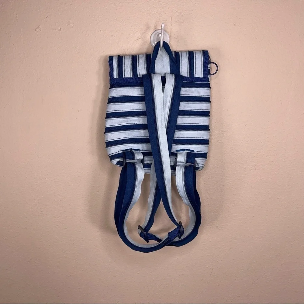 ZIP IT BRAND BACKPACK BLUE STRIPE PASTEL LIGHTWEIGHT TRAVEL